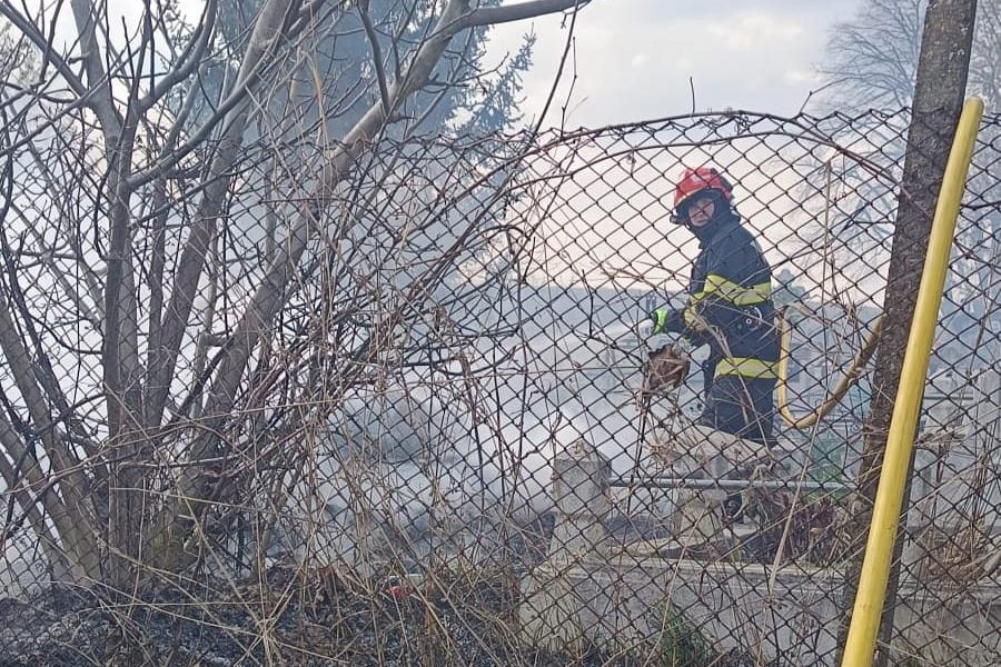 Incendiu devastator într-un cimitir din Botoșani: Flăcările au pornit de la o lumânare