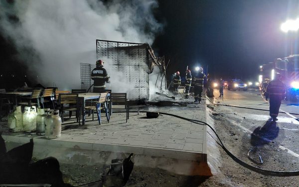 Incendiu devastator la un fast-food din Cluj, în miez de noapte