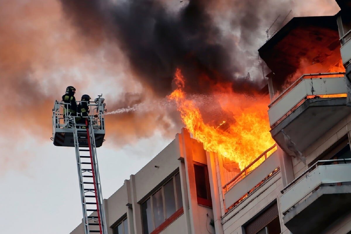 Incendiu la Cluj-Napoca: 20 de persoane, evacuate de urgență din blocul cu fum