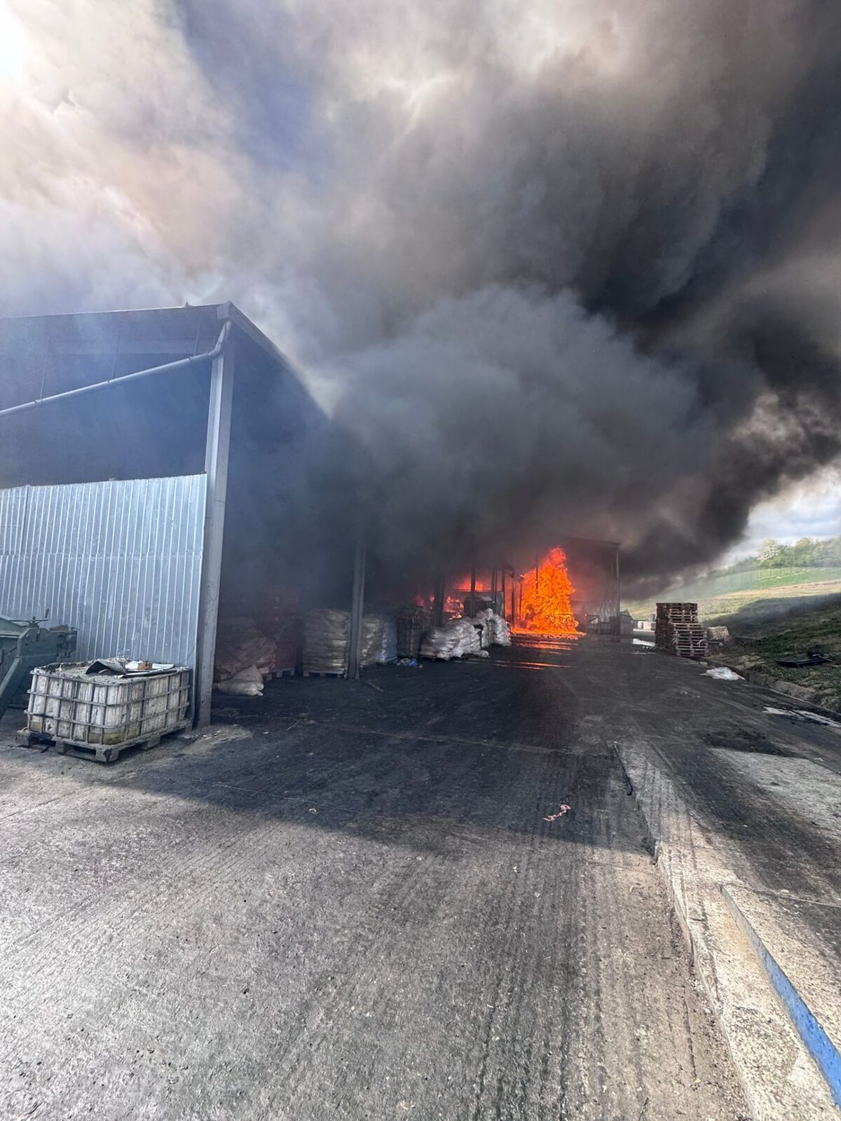 Incendiu violent în Sălaj: Hală în flăcări, fum dens și mesaj ro-alert trimis