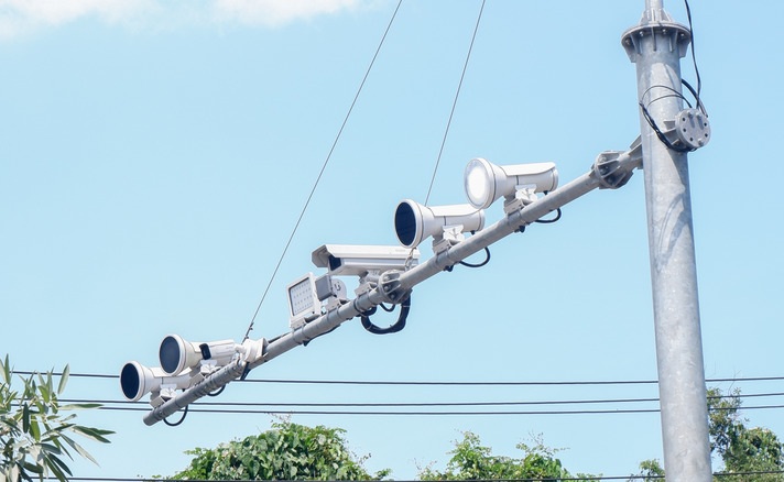 Mii de orașe din Statele Unite au instalat cititoare automate de numere de înmatriculare (ALPR), iar integrarea acestor sisteme cu inteligența artificială a declanșat dezbateri grave despre libertățile civile și posibilitatea unor abuzuri