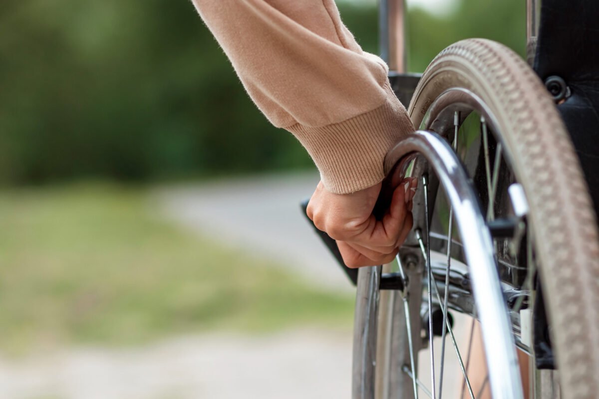 În anul 2026, pensia de invaliditate rămâne un beneficiu esențial pentru persoanele care, din motive medicale, nu mai pot desfășura activități profesionale, însă modul de evaluare, cuantumul acordat și criteriile de eligibilitate au suferit modificări față de anii precedenți