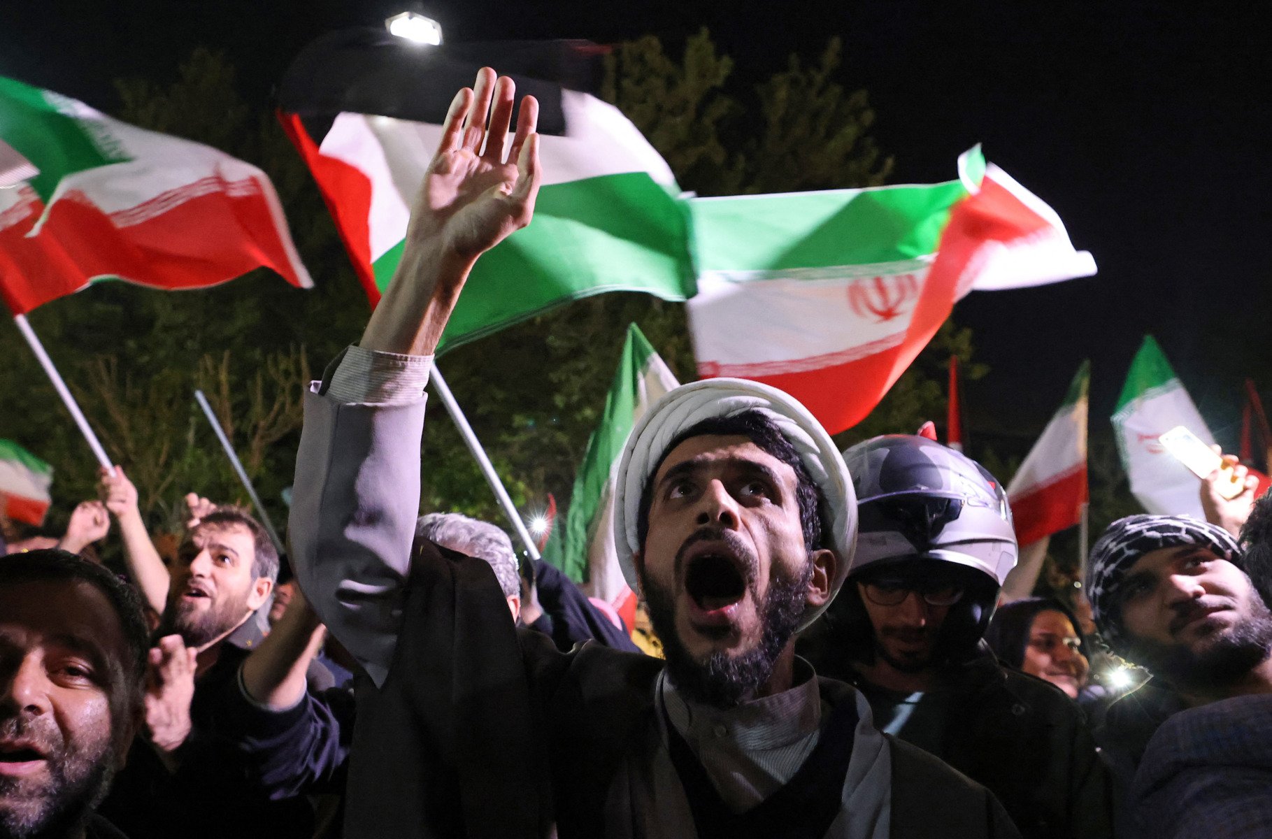 Mesajul președintelui iranian Masoud Pezeshkian despre disponibilitatea poporului de a se sacrifica pentru țară Președintele iranian Masoud Pezeshkian a transmis, marți, un mesaj pe rețelele de socializare prin care anunță că peste 14 milioane de iranieni s-au arătat dispuși să își sacrifice viața în apărarea țării