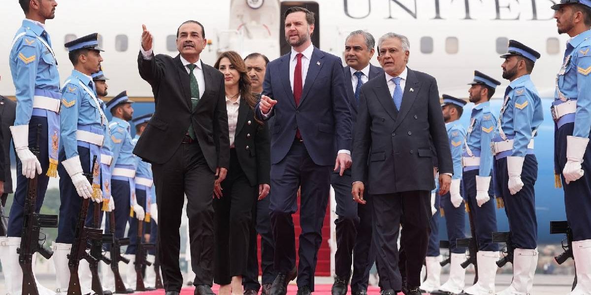 Război în Iran, ziua 44: SUA și Iran se confruntă în Strâmtoarea Ormuz