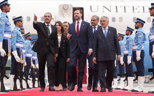 Război în Iran, ziua 44: SUA și Iran se confruntă în Strâmtoarea Ormuz