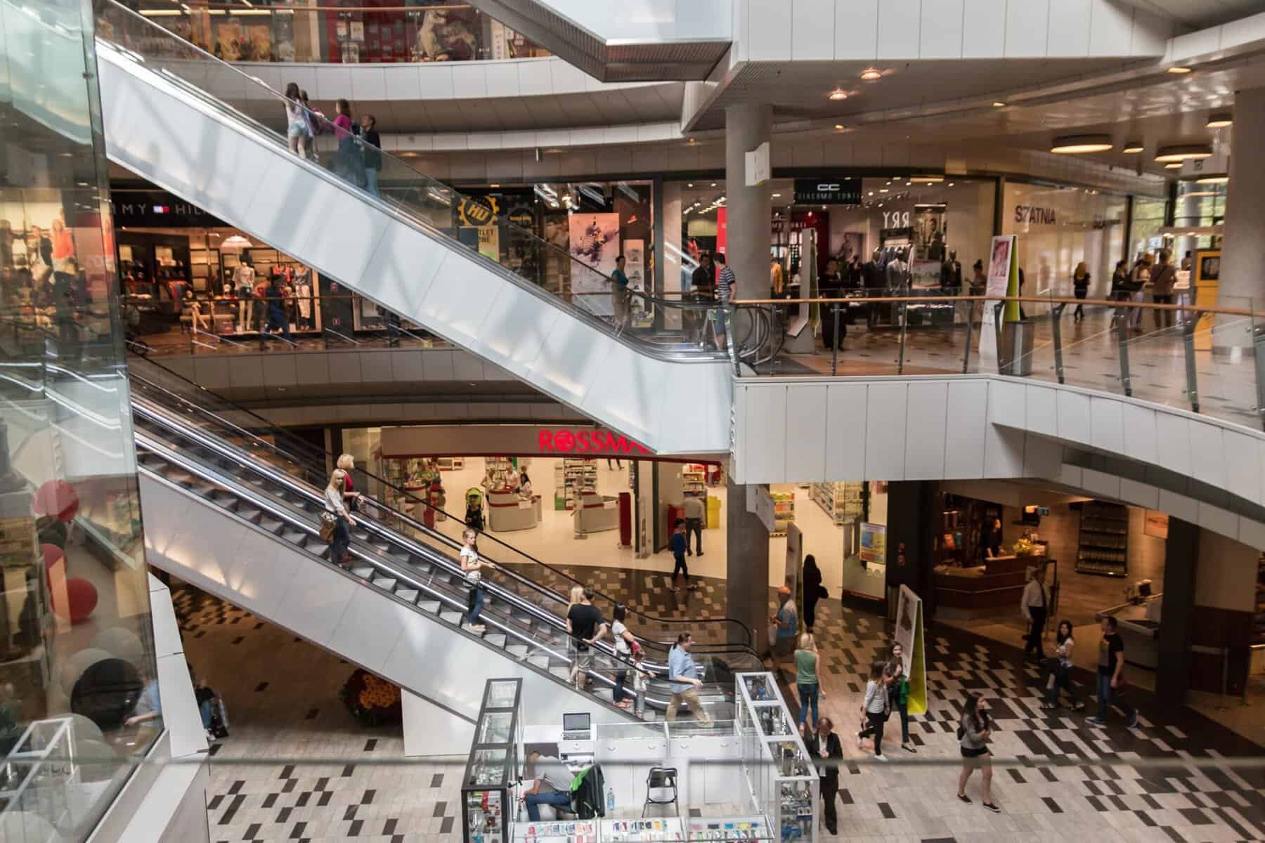 Scade consumul cu peste 6%: Românii, tot mai atenți la bani