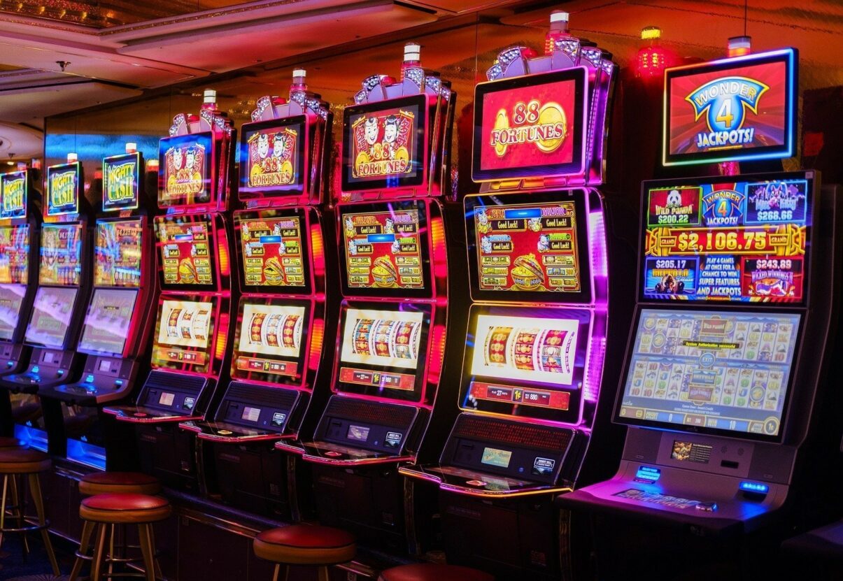 Potrivit anunțului publicat luni de Primăria Brașov, în orașul de la poalele Tâmpei, funcționarea sălilor de jocuri de noroc va suferi modificări semnificative