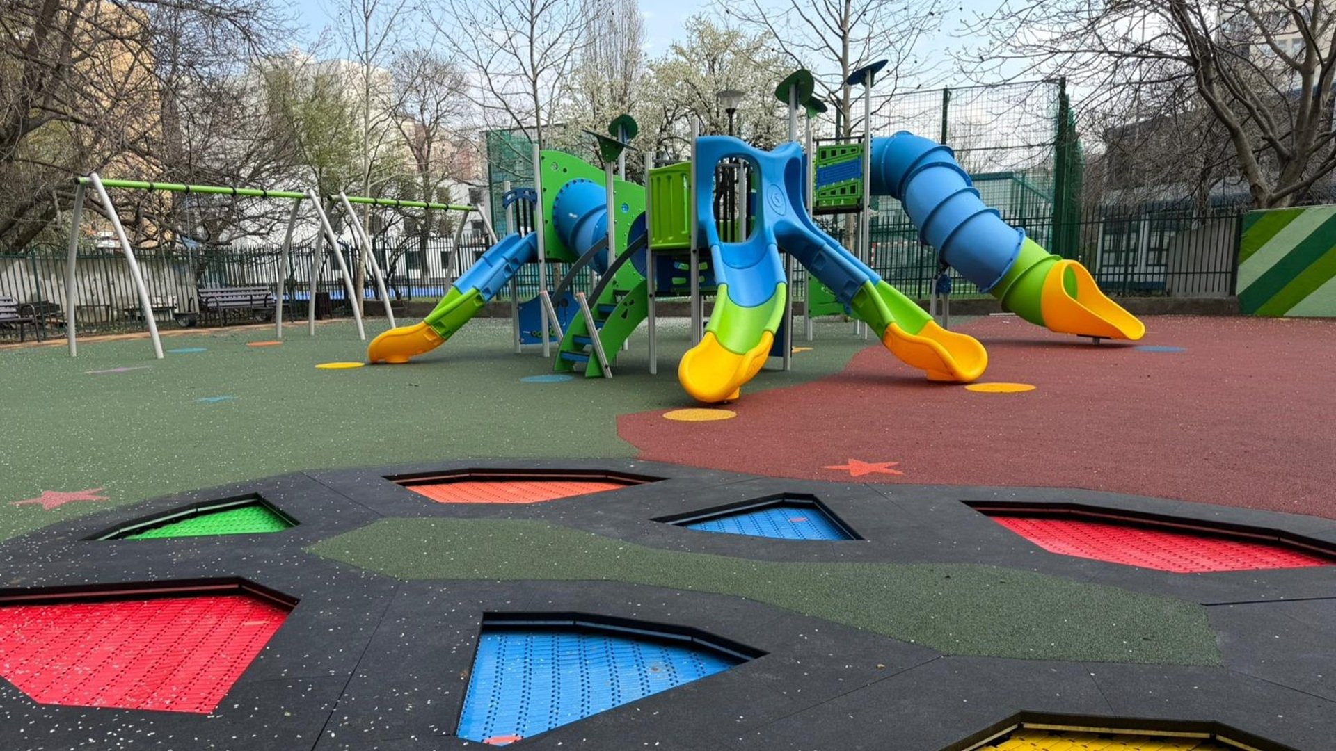 Un nou loc de joacă în Sectorul 6 al Capitalei a fost dat în funcțiune sâmbătă, 4 aprilie 2026, pe strada Cetatea Histria nr