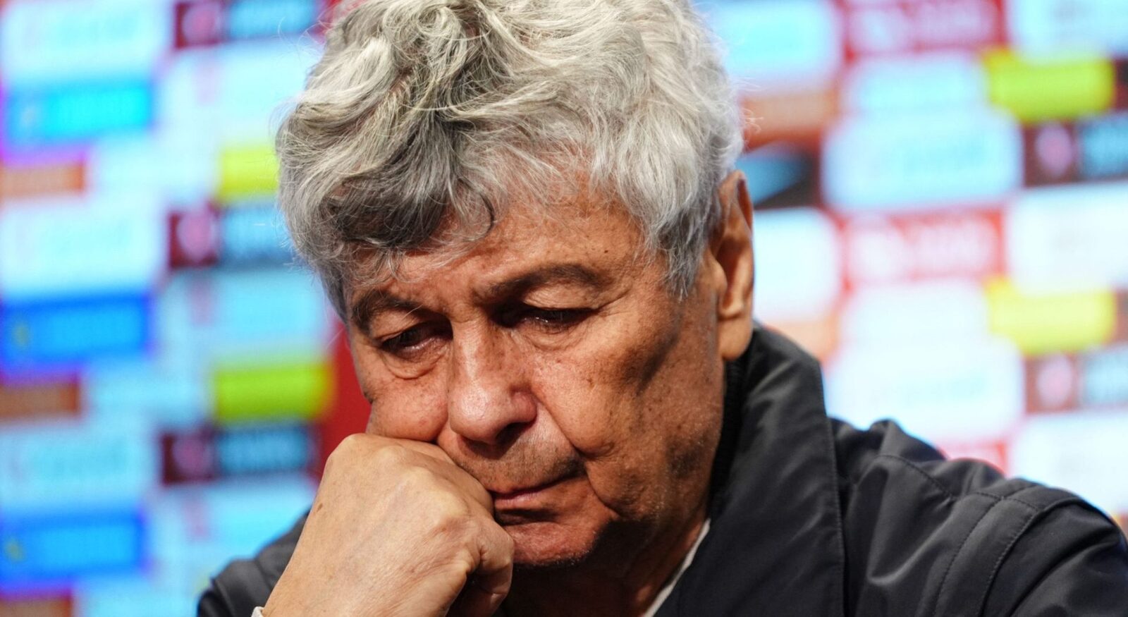 Lucescu, evacuat din vila din București: Oameni ai străzii în locuința antrenorului