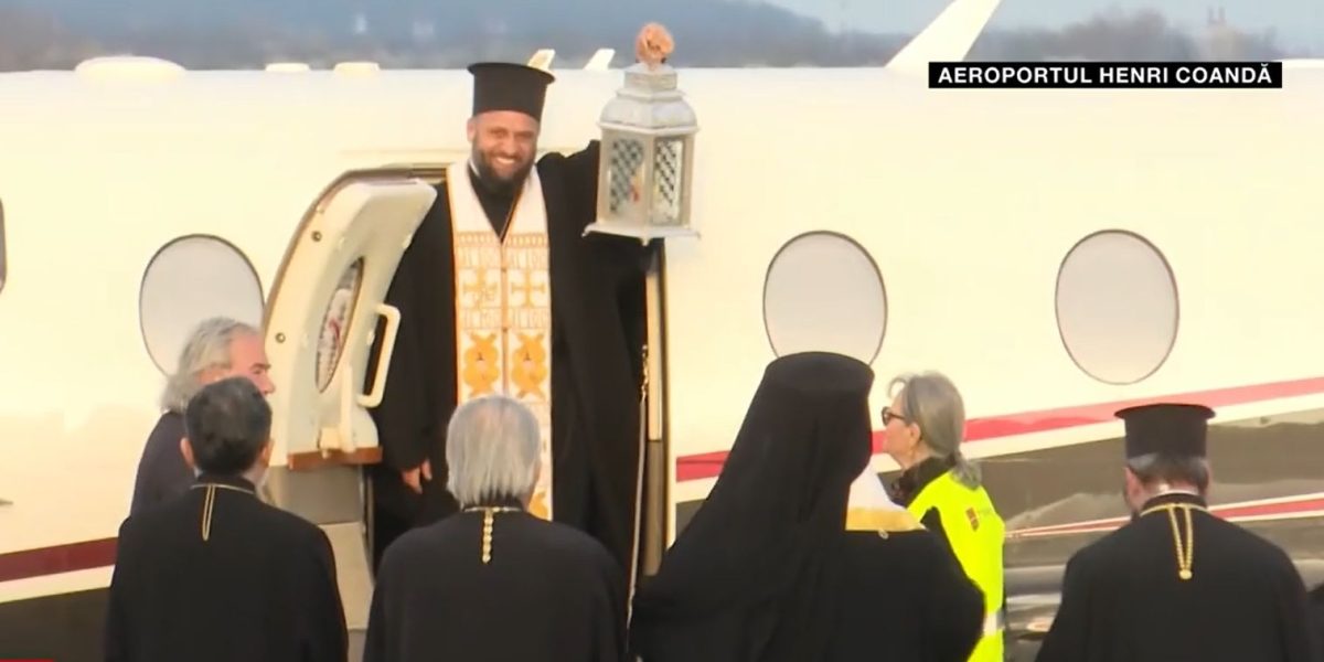 Lumina Sfântă a ajuns în România: „Ea deschide calea către adevăr și libertate” (VIDEO)