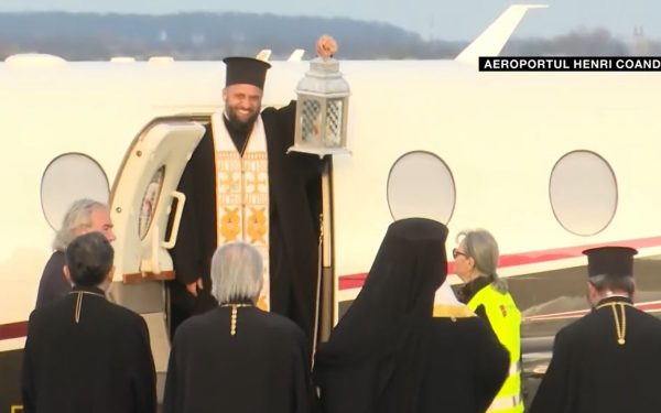 Lumina Sfântă a ajuns în România: „Ea deschide calea către adevăr și libertate” (VIDEO)