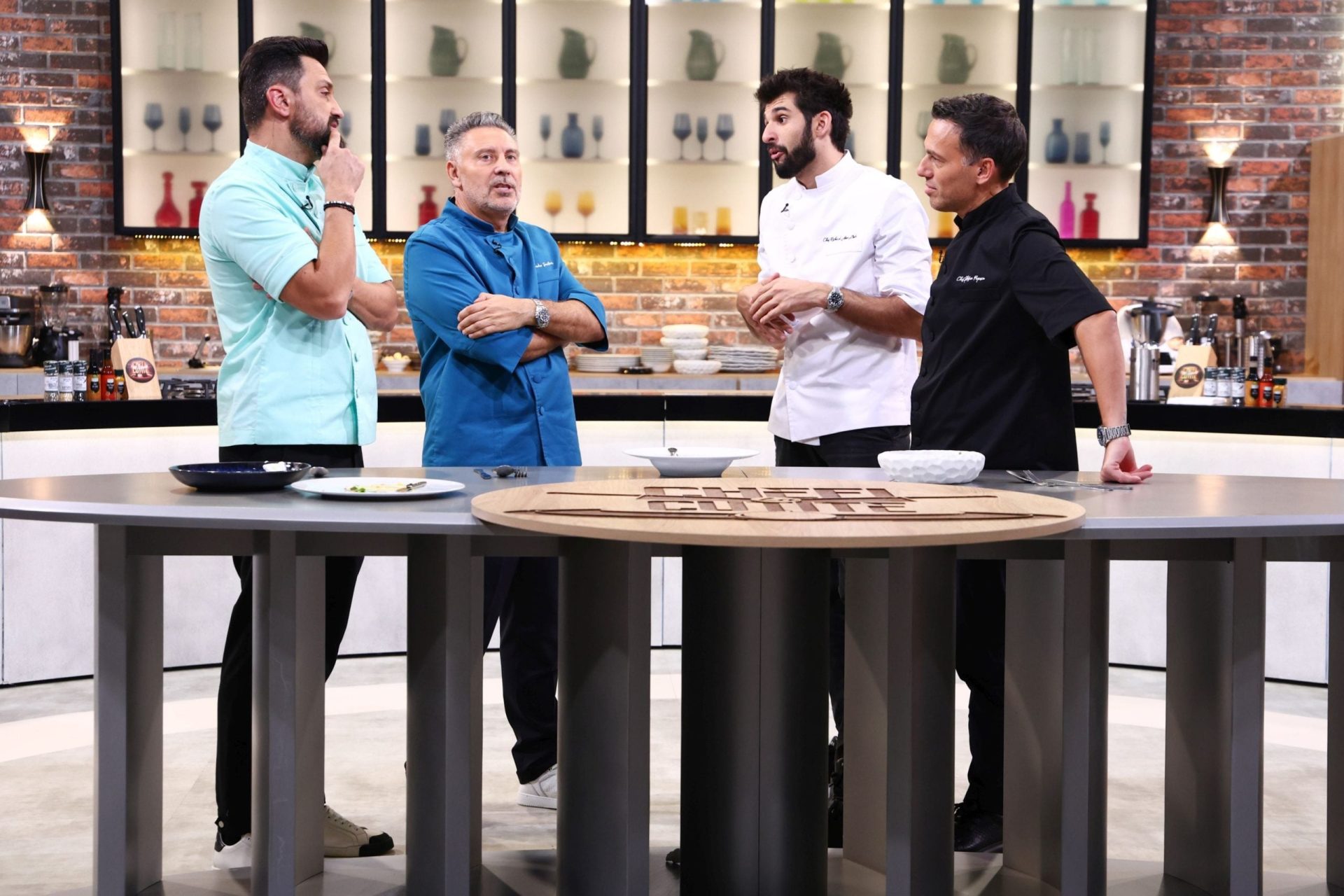 Cei patru chefi de la „Chefi la cuțite” se întrec pentru ultima amuletă din sezonul 17