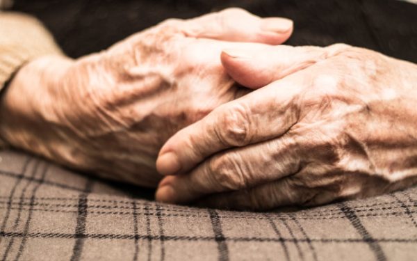 Pensionară, escrocată cu 200.000 de euro de „prieteni” într-o afacere fantomă din Italia