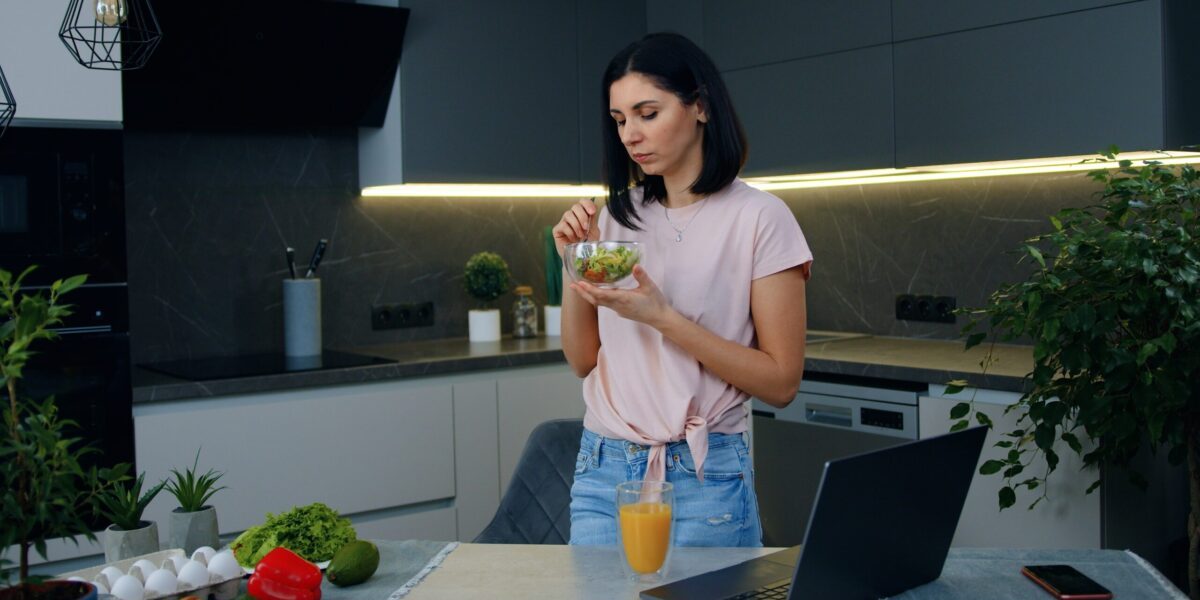 Să mănânci în picioare: De ce NU e bine pentru digestie