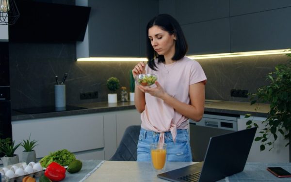 Să mănânci în picioare: De ce NU e bine pentru digestie
