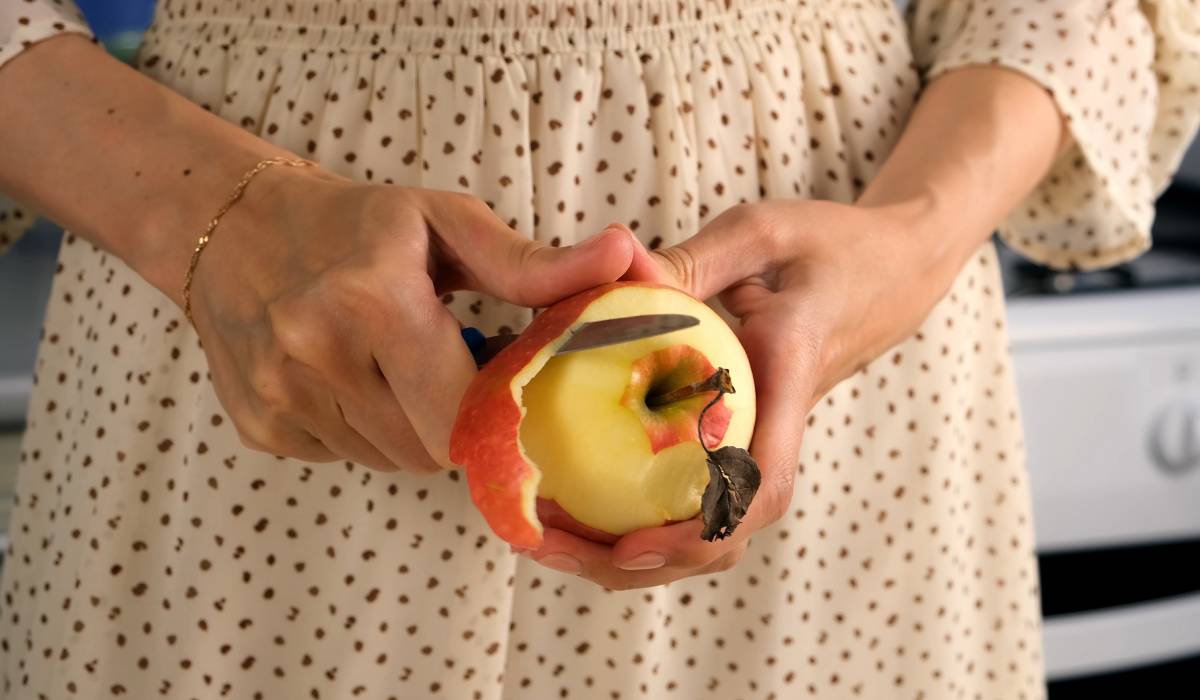 Consumul zilnic de mere, o metodă simplă de reducere a colesterolului Un studiu recent sugerează că includerea a două mere în alimentația zilnică poate avea un impact semnificativ asupra nivelului de colesterol din sânge