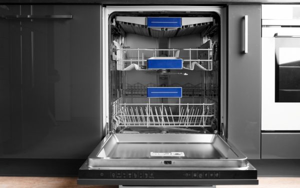 Gafa uriașă: De ce nu trebuie să clătești vasele înainte de spălat