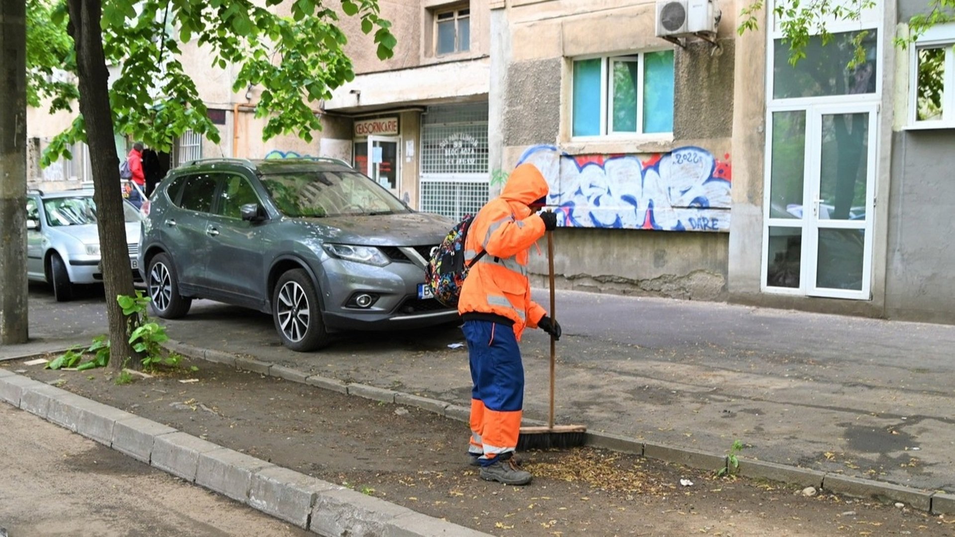Primăria Sectorului 2 a plătit aproape 100.000 de euro pentru servicii neprestate în domeniul curățeniei, în urma unui raport de audit al Curții de Conturi, care a descoperit plăți nejustificate pentru măturarea manuală a trotuarelor