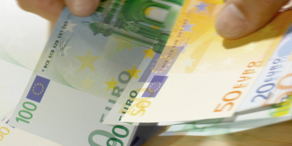 Bancnota controversată dispare: Ce fac românii cu banii vechi?