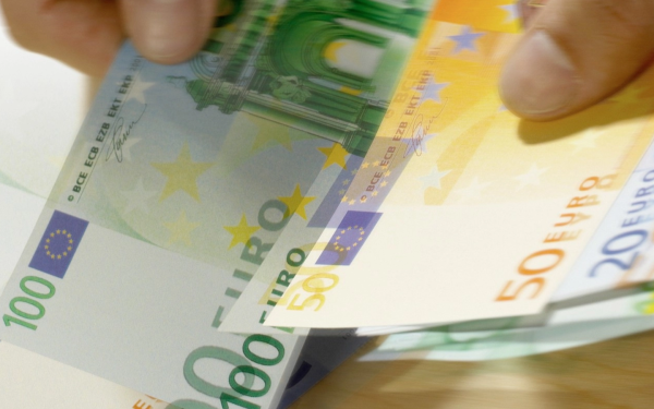 Bancnota controversată dispare: Ce fac românii cu banii vechi?