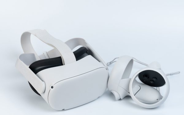 Meta (Facebook) bagă mâna-n buzunar: Scumpesc căștile VR Quest din cauza „crizei”