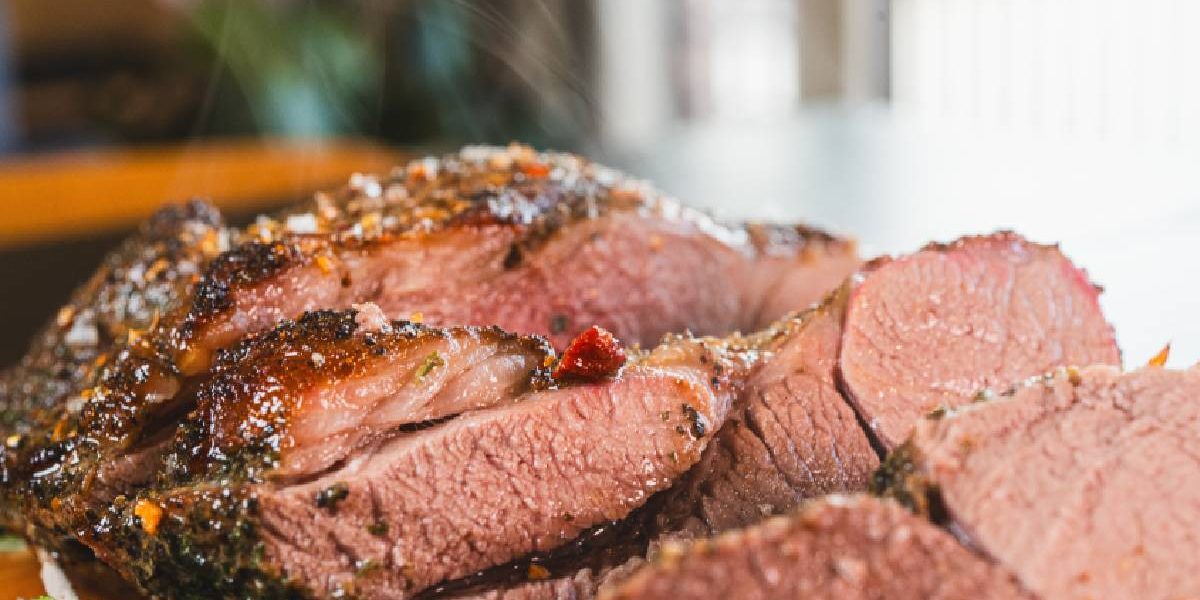 Cât rezistă, de fapt, friptura de miel la frigider? Află acum!