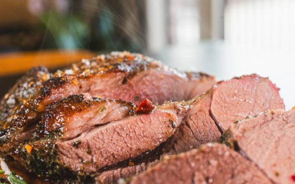 Cât rezistă, de fapt, friptura de miel la frigider? Află acum!