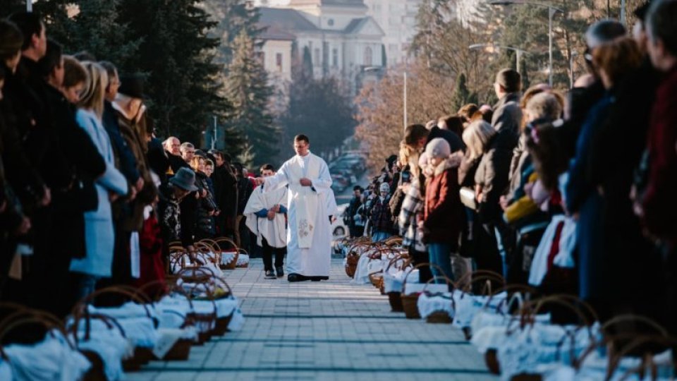Ceremonia de sfințire a bucatelor de Paște, desfășurată duminică în centrul Miercurii-Ciuc, a trasat cel mai amplu eveniment din acest gen din Bazinul Carpatic, potrivit autorităților locale