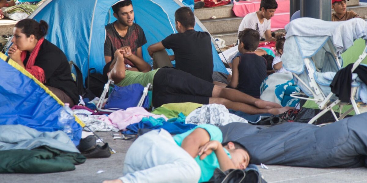 Guvernul britanic mută 10.000 de migranți: hoteluri vs. comunități