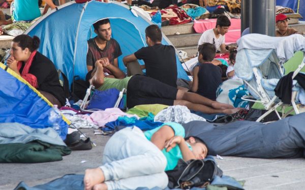 Guvernul britanic mută 10.000 de migranți: hoteluri vs. comunități