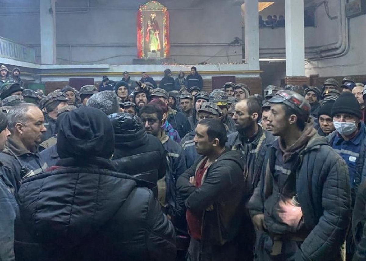 Angajații minelor Vulcan, Lupeni și Livezeni au întrerupt lucrul miercuri dimineața, declanșând un protest spontan