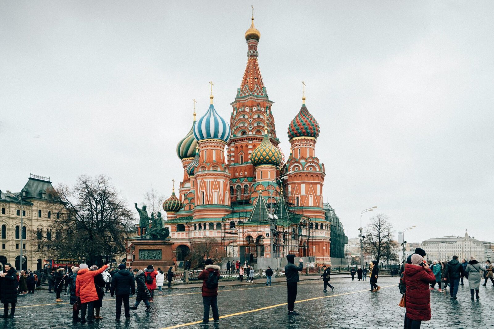 Războiul zdrobește afacerile rușilor: Exod spre faliment, economia gri și fuga din Rusia