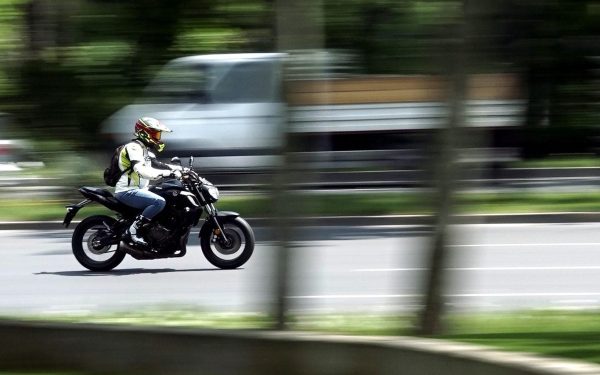 Motor sau mașină? Cât te costă, de fapt, în București: diferențe uriașe la consum