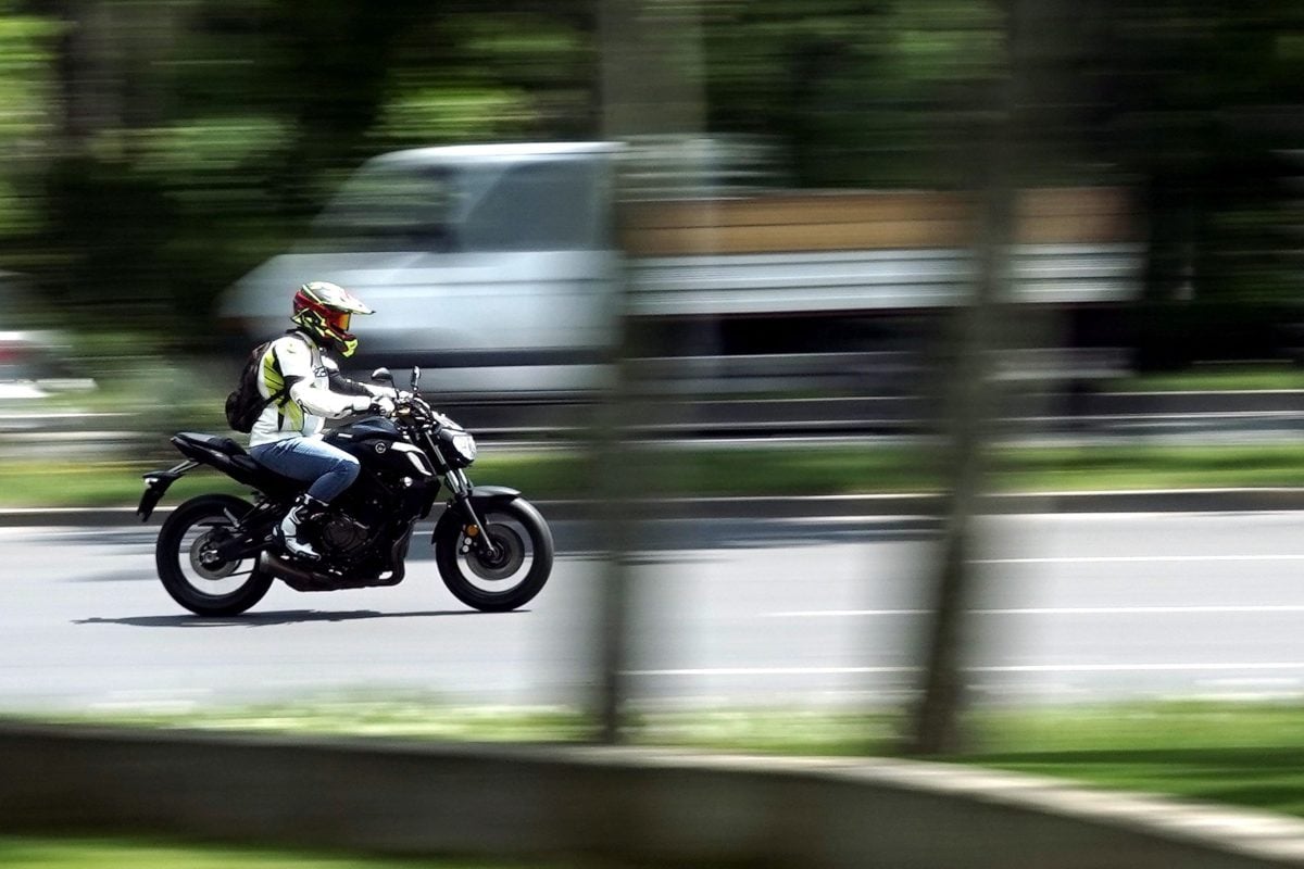 Motor sau mașină? Cât te costă, de fapt, în București: diferențe uriașe la consum