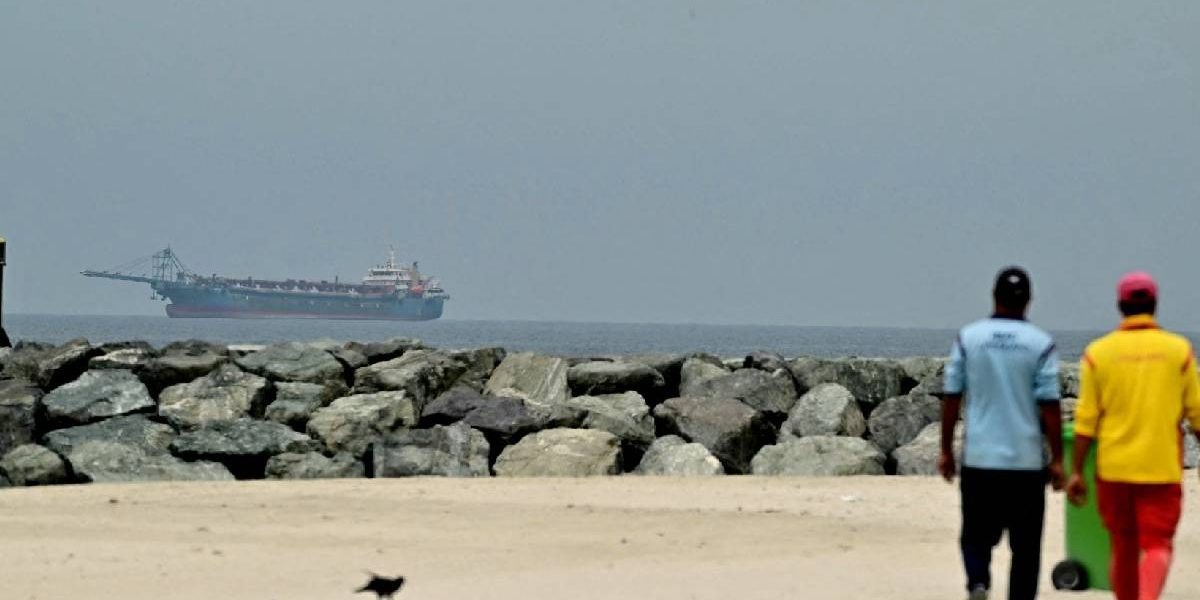 Iranul oprește exporturile petroliere, SUA trimite 10.000 de soldați