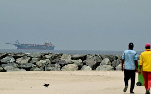 Iranul oprește exporturile petroliere, SUA trimite 10.000 de soldați