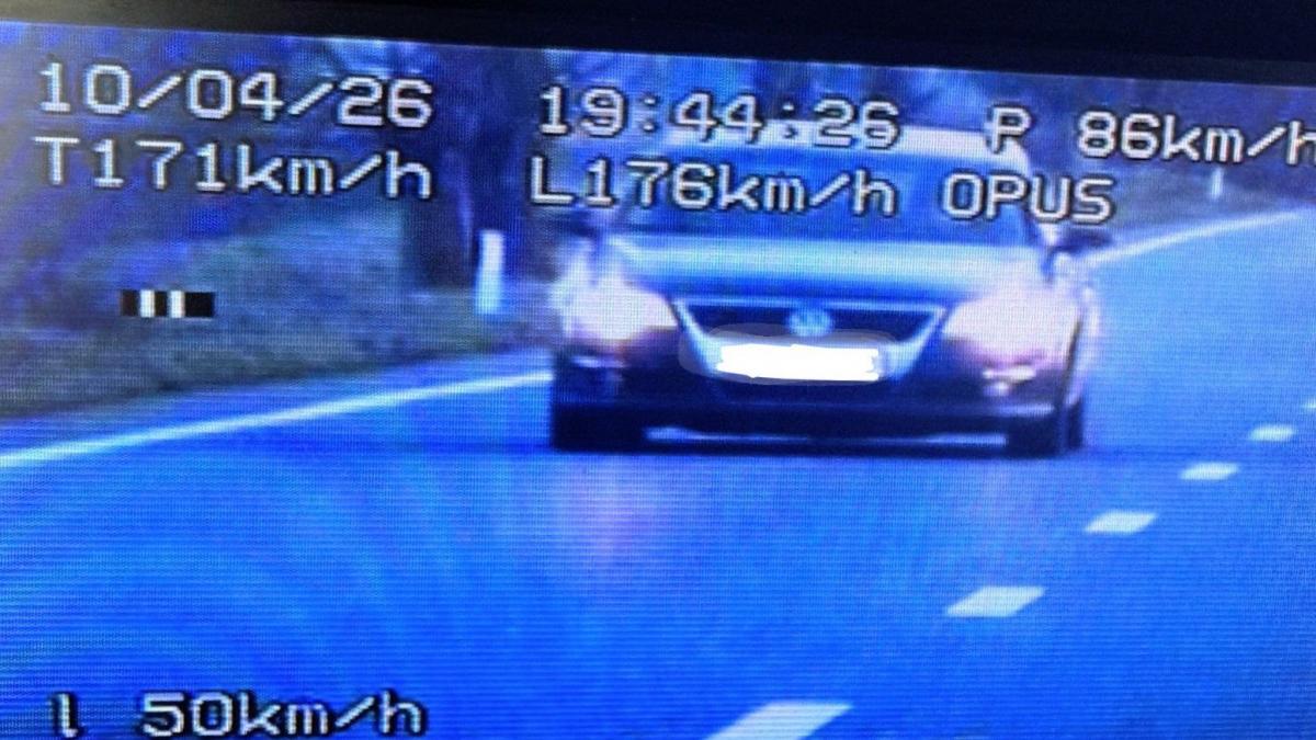 Șoferița prinsă cu 176 km/h, explicația halucinantă: „Arde cozonacul!”