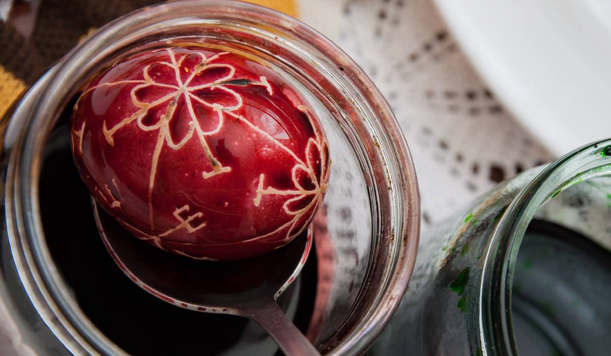 Ouăle roșii, nelipsite de pe mesele de Paște, stârnesc adesea întrebări despre impactul lor asupra sănătății, în special în ceea ce privește nivelul colesterolului