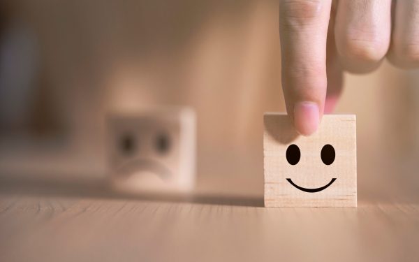 Frazele-capcană: Ce spun mereu oamenii nefericiți? Analiza psihologilor