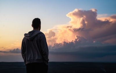 Ce dezvăluie știința despre SINGURĂTATE? Studii despre oameni