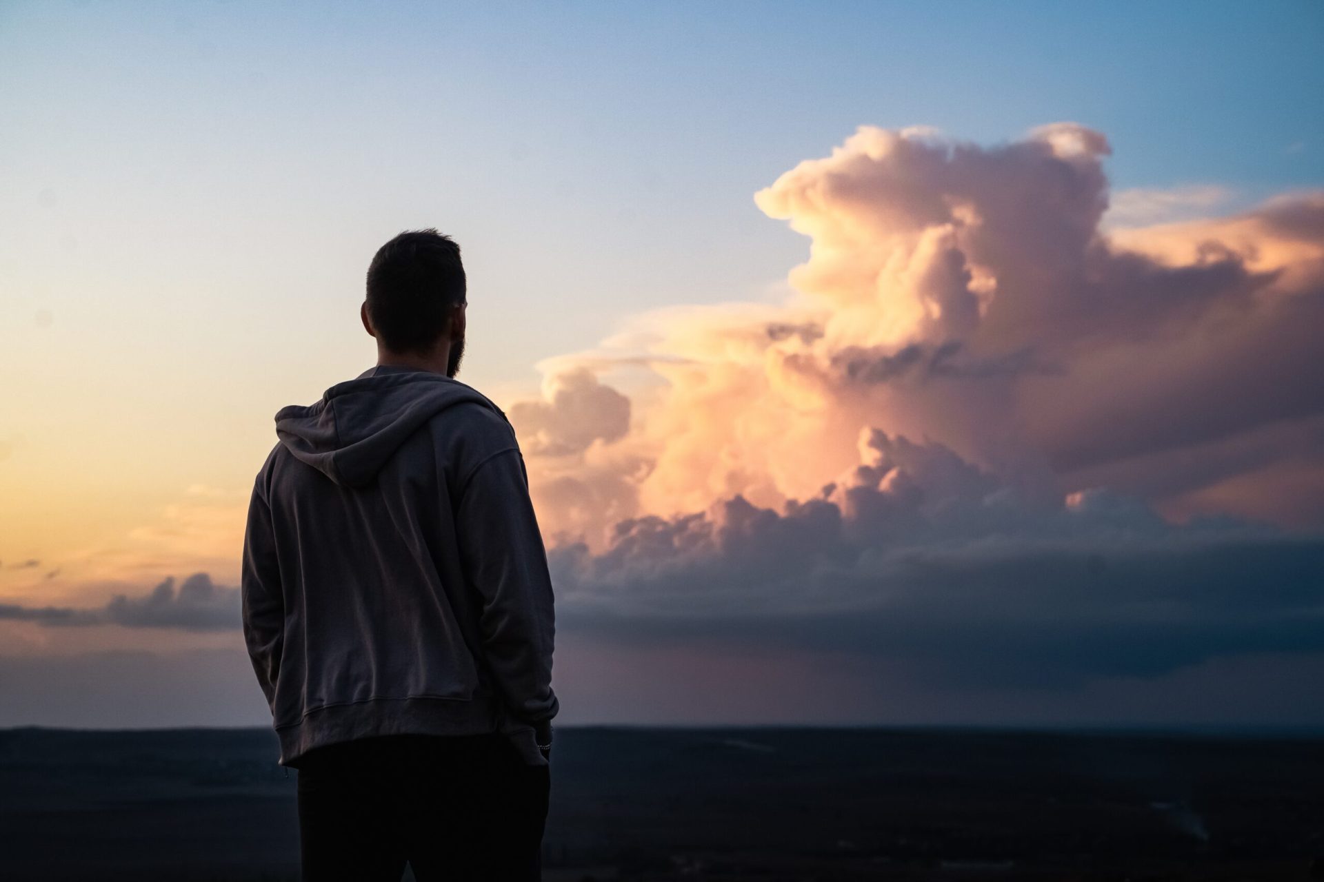 Singurătatea și egocentrismul, două fațete ale aceleiași monede emoționale? Oamenii de știință în domeniul comportamental, investigând adânc în psihicul uman, sugerează o legătură neașteptată între singurătate și egocentrism