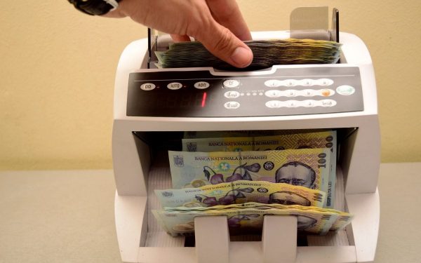 Cine câștigă și cine pierde din facturile în euro? Impactul noii legi