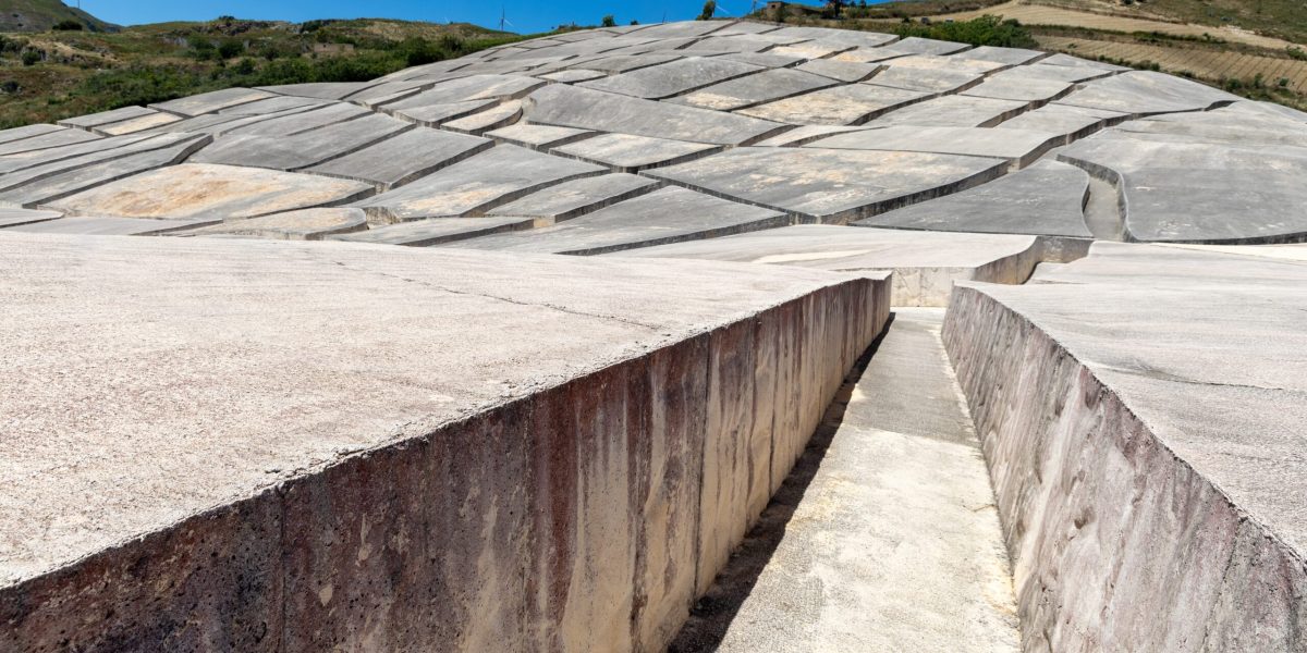 Orașul-Pompeii modern: Betonul înghite tot, artă contemporană în ruină