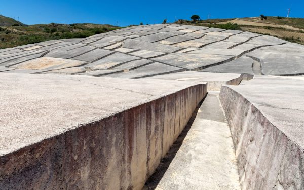 Orașul-Pompeii modern: Betonul înghite tot, artă contemporană în ruină