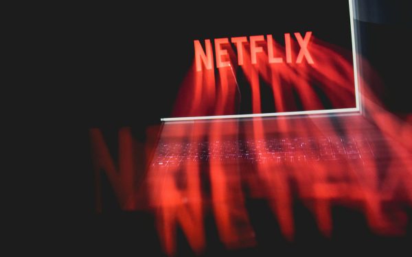 Netflix dă lovitura: intră în competiție directă cu YouTube pe piața podcasturilor
