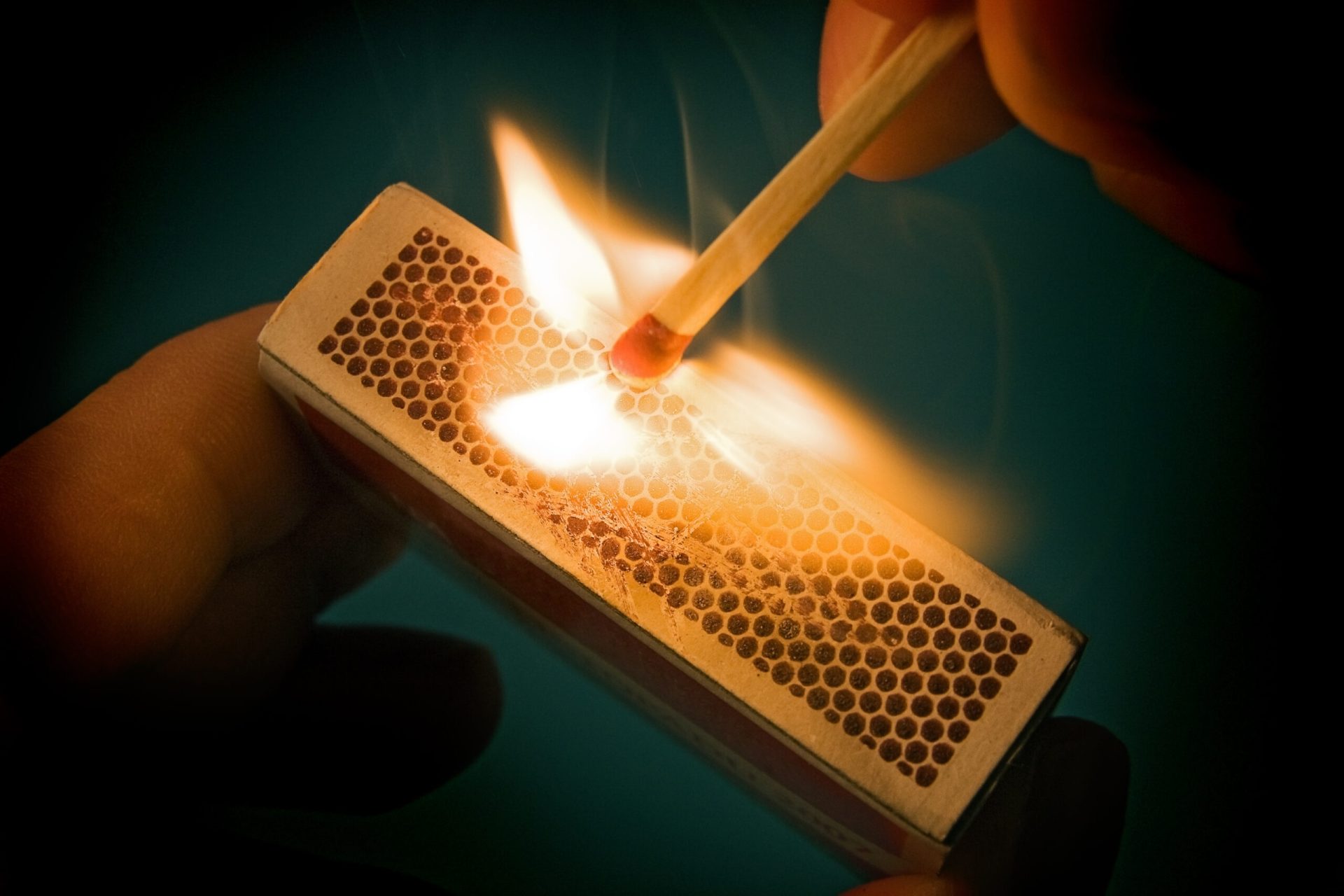 Primul pachet de chibrituri și contribuția lui John Walker La sfârșitul secolului al XVIII-lea, căutările pentru a obține o metodă mai sigură și mai eficientă de aprindere a focului au fost în plină dezvoltare