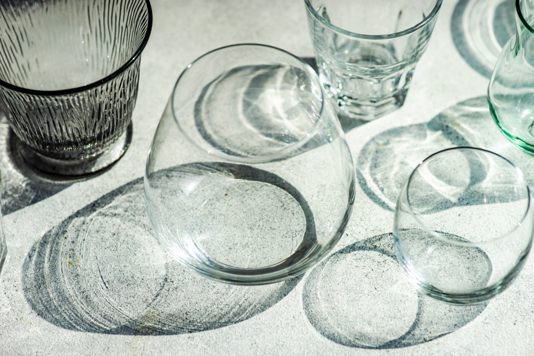 Paharele de sticlă pot părea curate, dar uneori ascund depuneri sau deteriorări vizibile, care afectează aspectul lor și indiferent de cât de mult sunt spălate, rămân tulburi sau cu pete opace