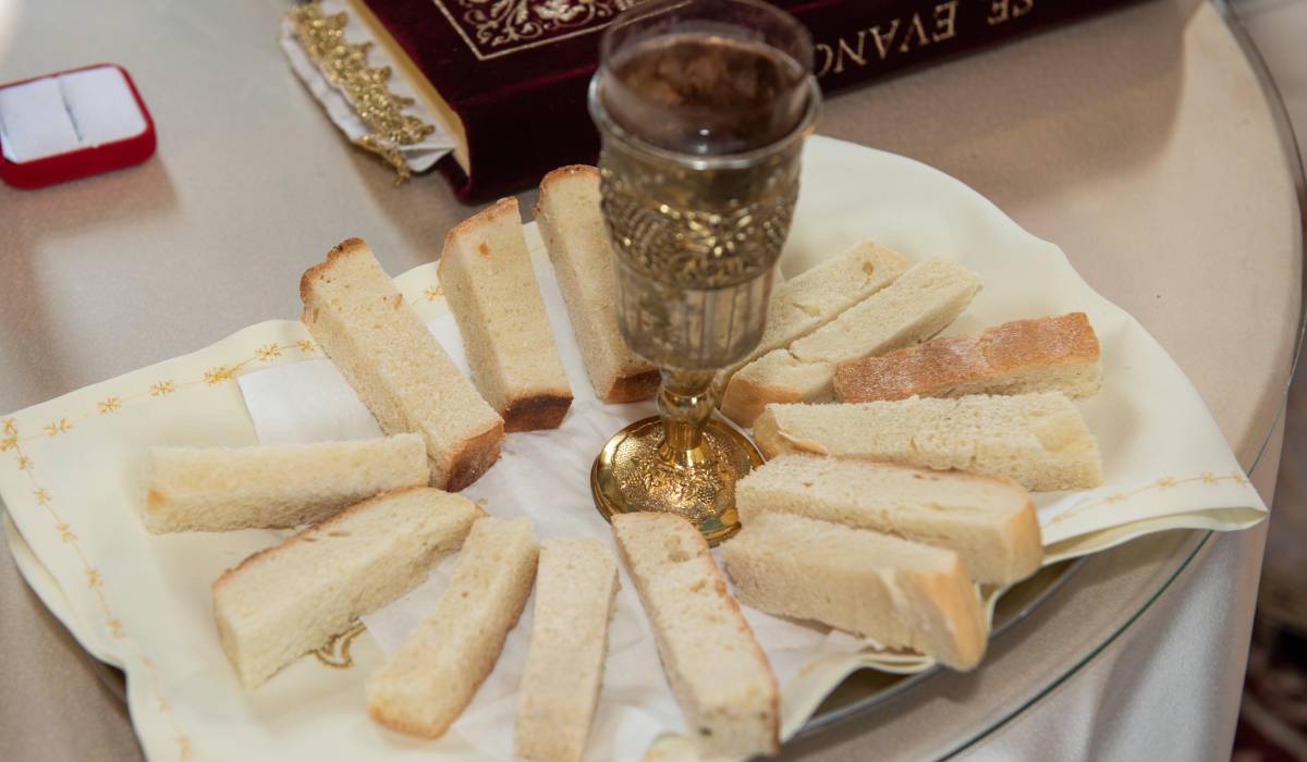 Pâinea sfințită de Paști: Un simbol al credinței și al comuniunii Pâinea sfințită, un element central în tradiția creștină ortodoxă, este un simbol profund al credinței, consumat în mod special în perioada sărbătorilor pascale