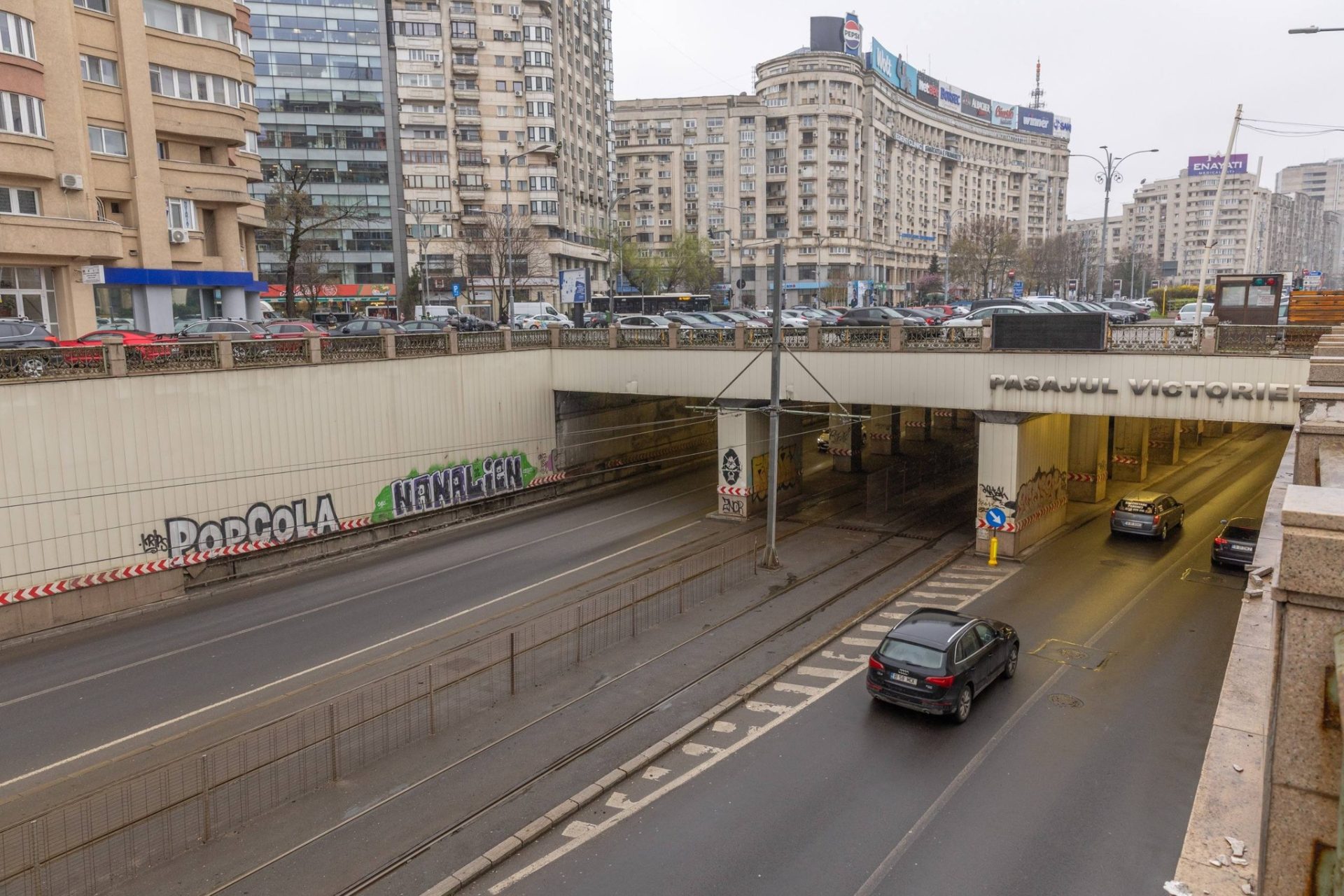 Primăria Municipiului București anunță că Pasajul Victoriei va intra într-un amplu proces de consolidare și modernizare, proiect ce face parte dintr-un plan mai vast de reabilitare a infrastructurii rutiere din Capitală
