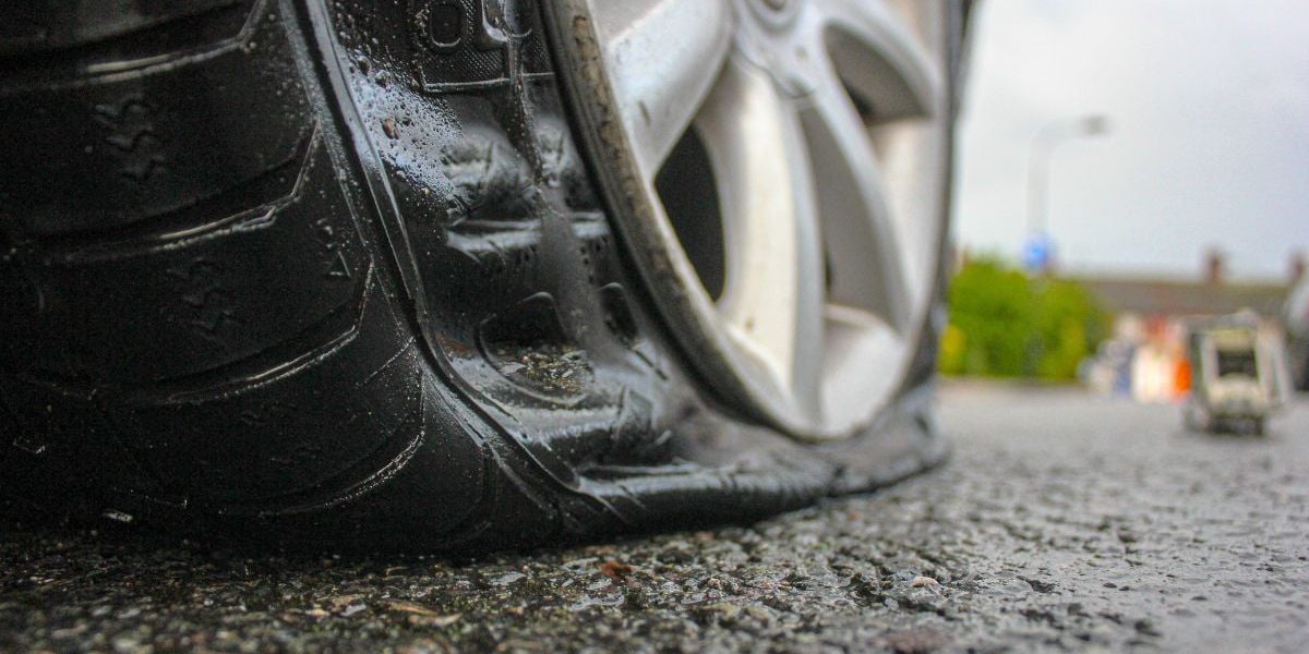 Noua țeapă cu pana de cauciuc: Cum să nu cazi victimă lângă șosea